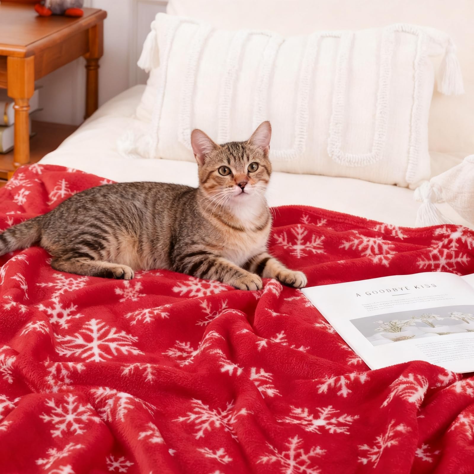 SHACOS Christmas Blanket Red with White Snowflakes Warm Fleece Lightweight Throw Blanket for Couch Plush Cozy Soft Blankets and Throws for Sofa Xmas Holiday Christmas Decoration 50x60 inches - Image 4